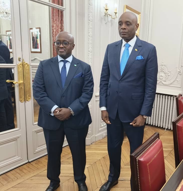RwandaMFA's tweet photo. En marge de la 47ᵉ session extraordinaire de la CMF, le ministre @onduhungirehe a rencontré S.E. M. Constant-Serge Bounda, ministre des Affaires étrangères, de la Francophonie et des Congolais de l'étranger de la République du Congo.

Les deux ministres ont échangé sur le renforcement des relations bilatérales entre le Rwanda et la République du Congo et exploré de nouvelles pistes de coopération entre les deux pays.