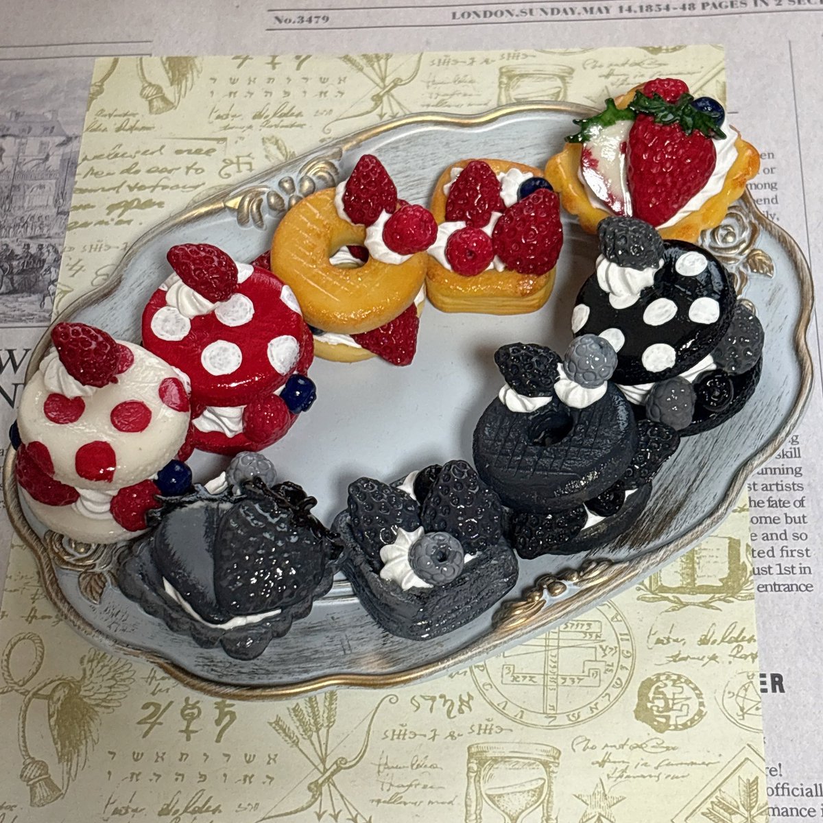 sorciereLeE's tweet photo. おはよう世界☀️

マジコ・マザールにある洋菓子店
【Glanz Ofen-グランツオーフェン】 

7月5日（日）11:00~17:00
ホリノテラス『OHAKO-ZA』

魔法道具とスイーツモチーフがテーマのハンドメイド作品販売会です🍰

モノクロとフルカラー各2でネックレスとバッグチャームになるわよ🪄

#星月企画 https://t.co/AiqDiMkYN8