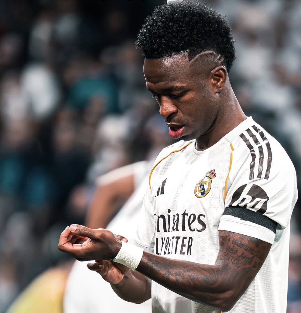 AFC__Xtra's tweet photo. 🚨BREAKING! 💣 

Vinícius Júnior faces a "dilemma" regarding whether he will sign a new contract or leave as a free agent in the summer of 2027. 🇧🇷 🪄 

Arsenal is one of the realistic options to sign him. 

ℹ️ @eldebate_com https://t.co/mlIm90ZkcK