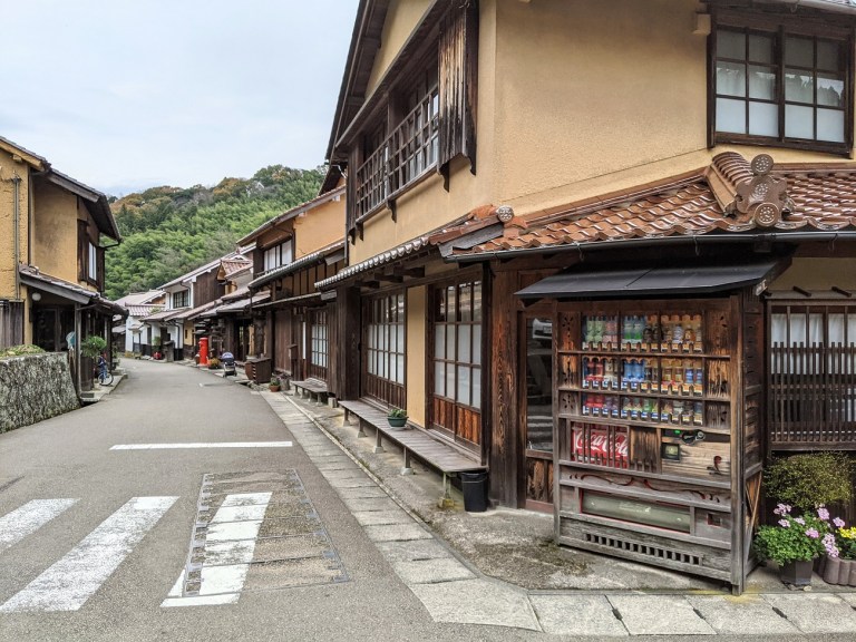tachu_666's tweet photo. 日本の観光地みたいに景観に合った室外機にしたらええねん

おはようございます☀️ https://t.co/0XNdQw9wkL
