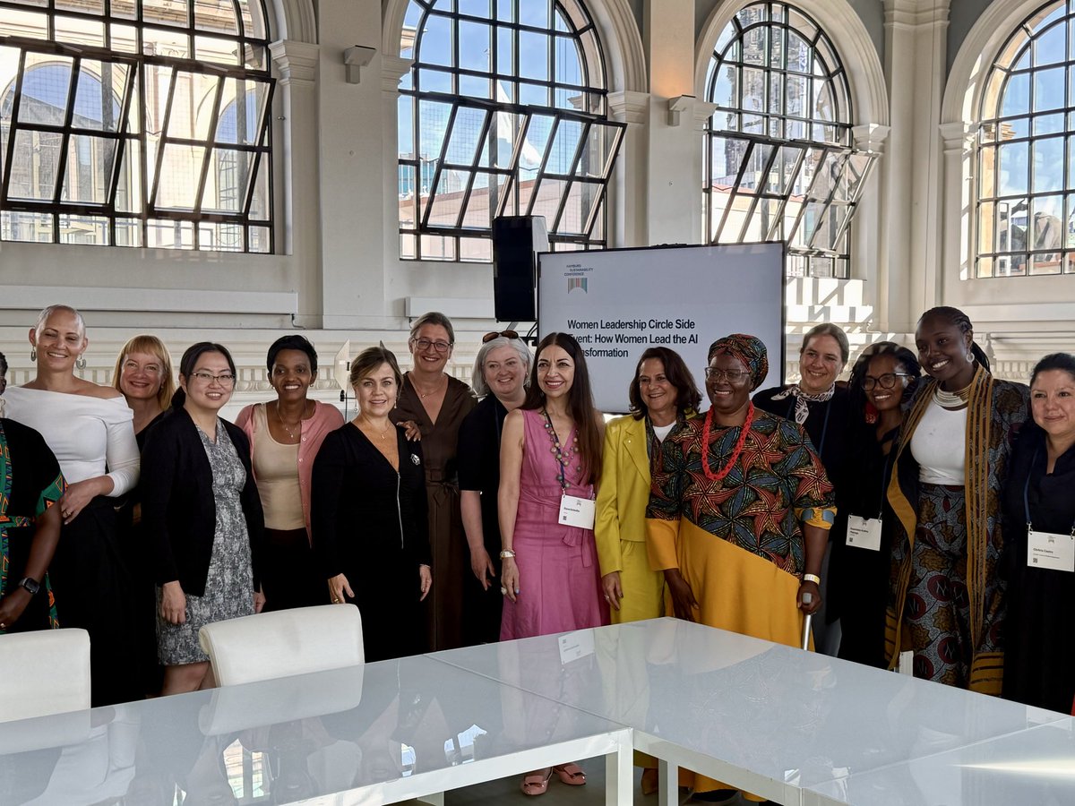 ddintorg's tweet photo. 📣Mesa Redonda “Cómo las mujeres lideran la transformación de la IA” a cargo de mujeres líderes, entre ellas nuestra directora Elaine Ford, quienes aportaron con un enfoque plural y multidisciplinario
👉🏼Conferencia de Hamburgo sobre Sostenibilidad
#HSC2026 #IA 
#DemocraciaDigital https://t.co/D96i1WJcvD