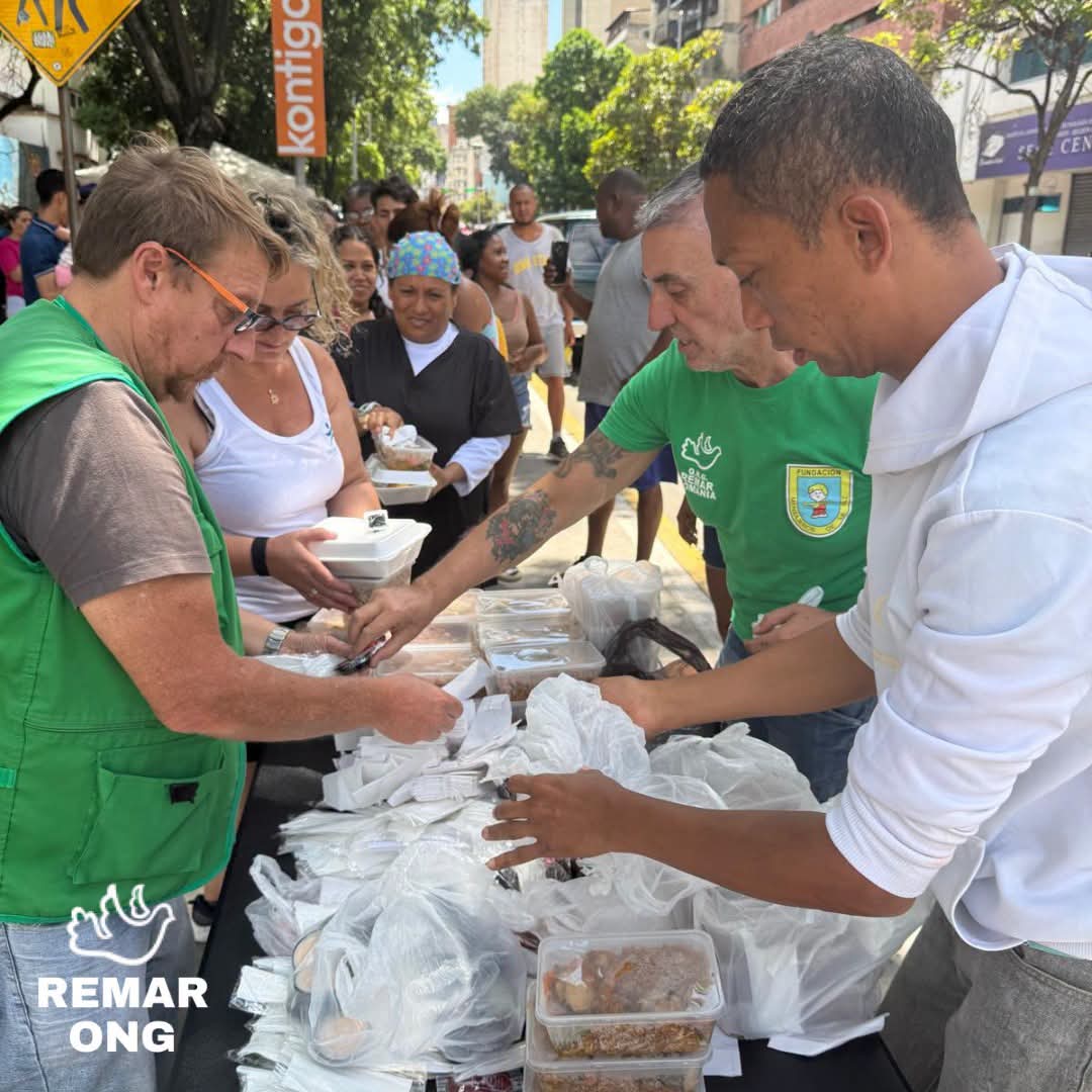 OngRemar's tweet photo. 🇻🇪💚 Mientras muchas familias continúan viviendo en tiendas de campaña tras perder sus hogares, los equipos de REMAR SOS, REMAR Venezuela, REMAR Internacional y @mensajeros_la de la Paz siguen trabajando sin descanso para llevar ayuda allí donde más se necesita. https://t.co/nwlpKEyMQg