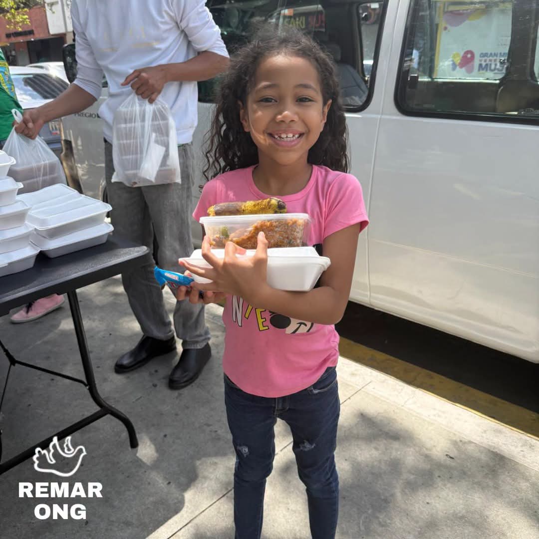 OngRemar's tweet photo. 🇻🇪💚 Mientras muchas familias continúan viviendo en tiendas de campaña tras perder sus hogares, los equipos de REMAR SOS, REMAR Venezuela, REMAR Internacional y @mensajeros_la de la Paz siguen trabajando sin descanso para llevar ayuda allí donde más se necesita. https://t.co/nwlpKEyMQg