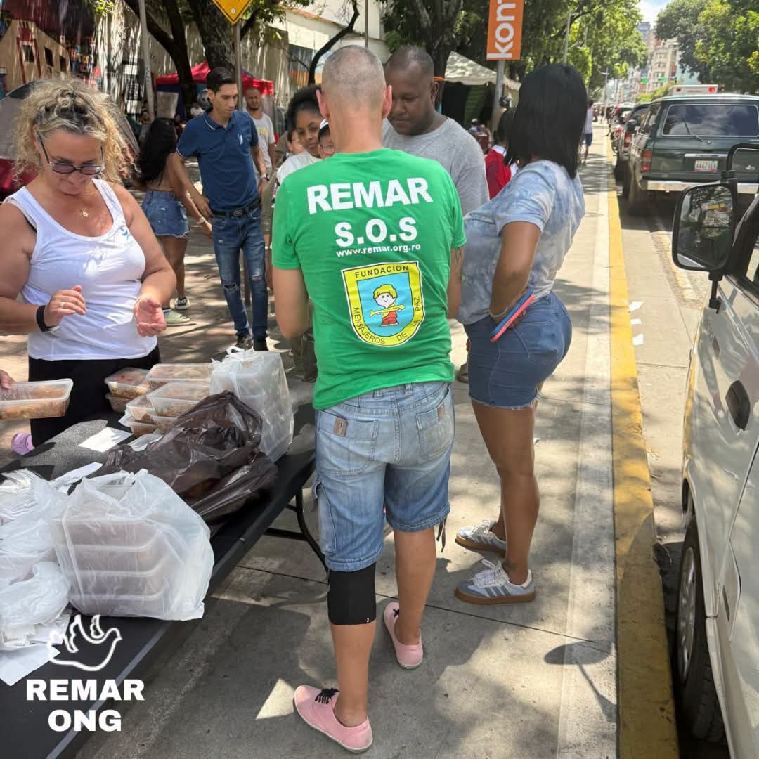 OngRemar's tweet photo. 🇻🇪💚 Mientras muchas familias continúan viviendo en tiendas de campaña tras perder sus hogares, los equipos de REMAR SOS, REMAR Venezuela, REMAR Internacional y @mensajeros_la de la Paz siguen trabajando sin descanso para llevar ayuda allí donde más se necesita. https://t.co/nwlpKEyMQg