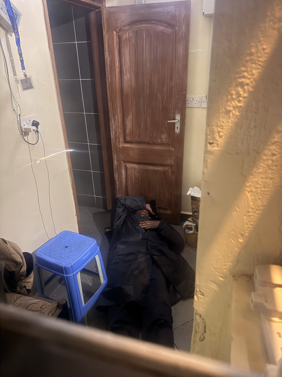 polo_kimanii's tweet photo. Huku nafika napata Watchman amejitandaza ni asubuhi anangoja. It must be nice being a Nairobi thief https://t.co/pQ46lXoMXD