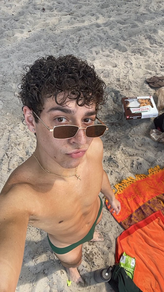 colexcxx's tweet photo. out here in miami! https://t.co/gToPe3Ss89