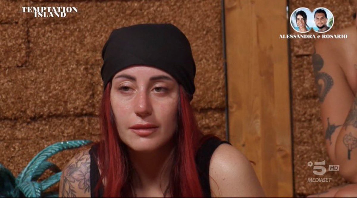frabiziovalerio's tweet photo. Comunque è da tutta la puntata che mi chiedo: “ma chi è lei? E perché è lì?” #TemptationIsland https://t.co/VNXHmvgrNF