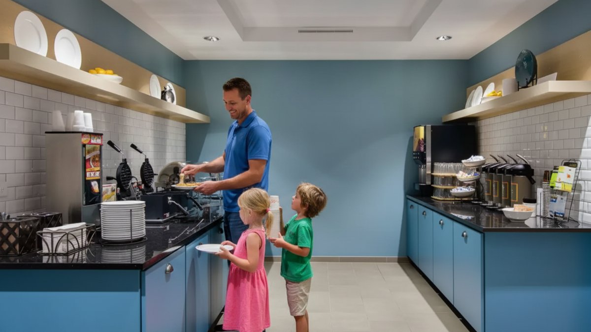 Springfield_CI's tweet photo. Fuel up the whole family at Country Inn &amp; Suites by Radisson, Springfield, IL, with our free hot breakfast. Start your day right before exploring our favorite family-friendly attractions, such as the #HensonRobinsonZoo and #WashingtonPark!

 https://t.co/e39fxTpDxm https://t.co/aY7AwpYH6H