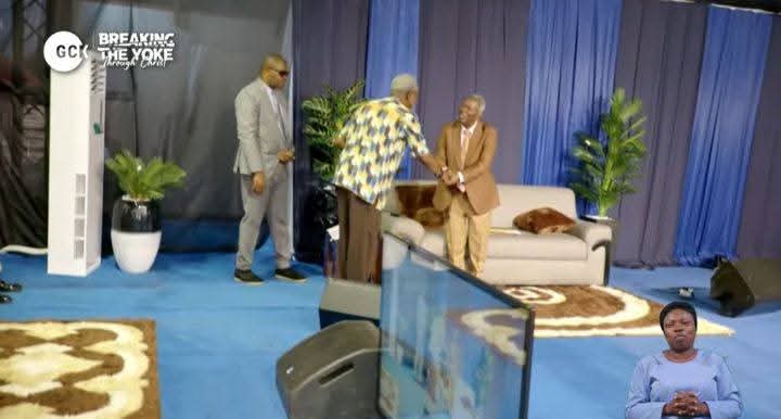EmmanuelUkahOrg's tweet photo. I once heard that Bro Gbile used to attend Deeper Life Bible Study those days in Lagos. He mentioned today of being nurtured by Pastor Kumuyi in the 70s.

I see mutual respect and honor in these two images.

God bless these two servants of His.

Bro Gbile wore just sandals oo https://t.co/sUVJPgNuRW