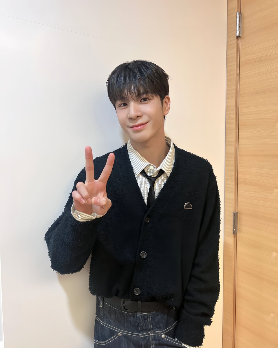jdw_taena's tweet photo. 아름다움은 단숨에 완성되는 것이 아니다 오늘을 어떤 마음으로 살아 냈는지, 그 질문 앞에서 남는 기록이다
-한승완 <살아온 날들이 당신 편이에요>
#정동원 #JEONGDONGWON #해병대 #병1327기 #해병대2사단 https://t.co/S0Bu1naokp