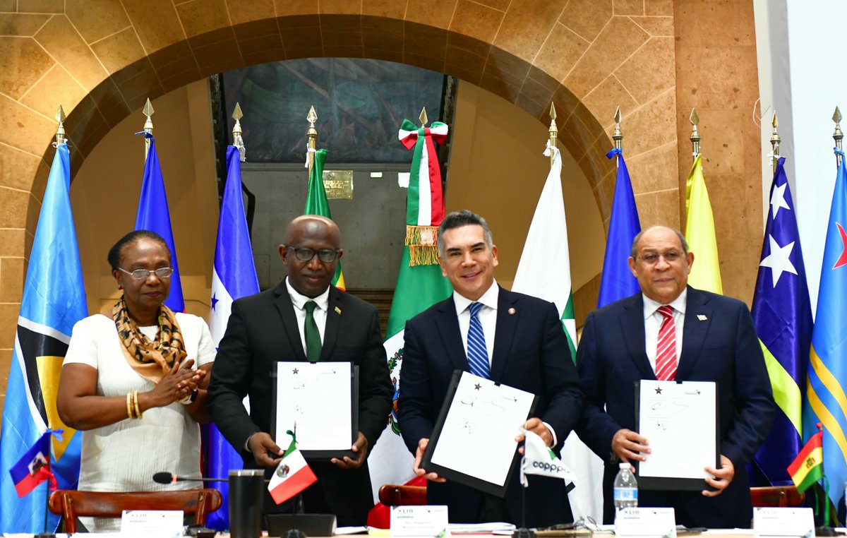 alitomorenoc's tweet photo. Hoy firmamos un memorando de entendimiento entre COPPPAL y el Partido Orange de Comoro, resultado de los vínculos que construimos durante nuestra participación en el encuentro del Centro de Gobernanza Africana en Ghana en 2025. Este acuerdo fortalece la cooperación entre América Latina y África, impulsa el intercambio de experiencias para fortalecer la democracia y confirma que el diálogo y la colaboración entre fuerzas políticas generan alianzas que benefician a nuestros pueblos.