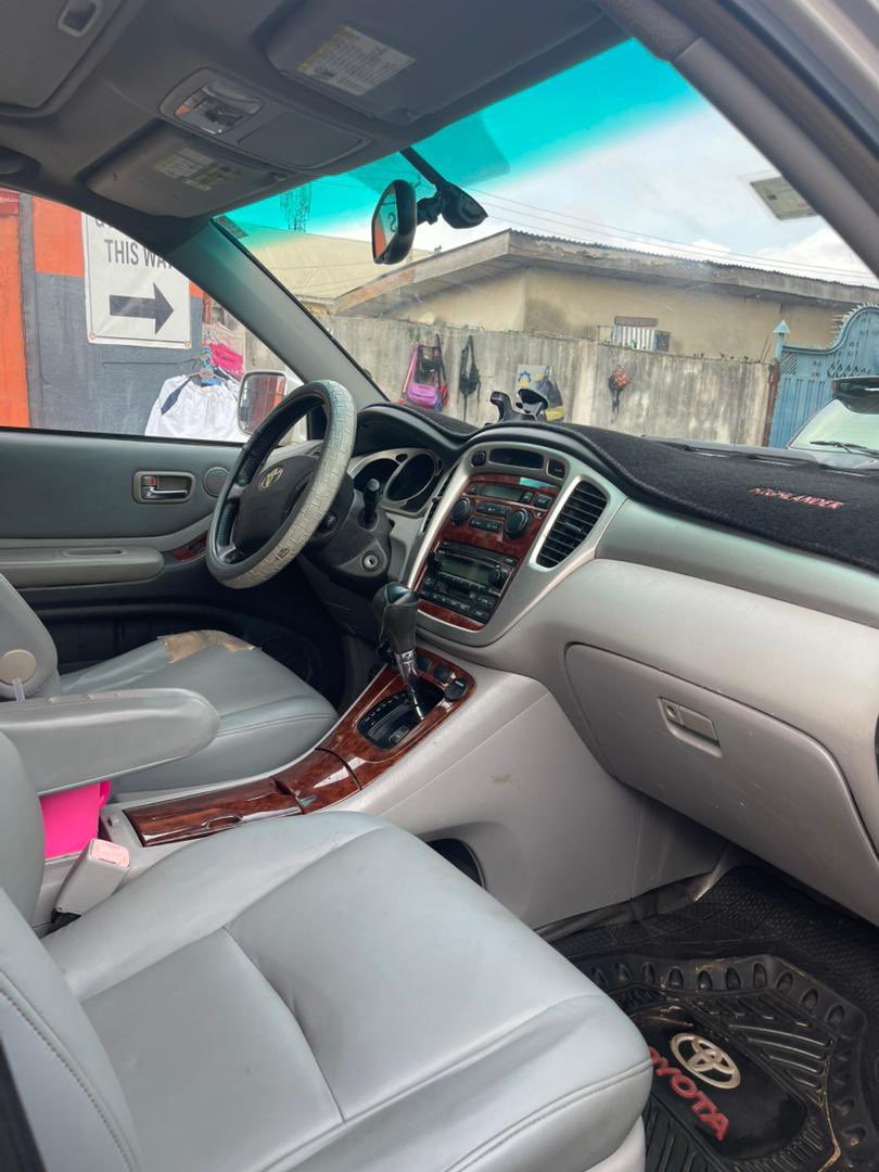 Rowneautos247's tweet photo. REGISTERED 
2005 TOYOTA HIGHLANDER LIMITED
 V6 ENGINE
TOTALLY ACCIDENT FREE
OPEN SUNROOF 
DUTY  PAID
UNTOUCHED ENGINE,UNTOUCHED GEAR
UNTOUCHED AC,EXTREMELY CLEAN INTERIOR AND EXTERIOR 
LOW MILEAGE
PRICE🏷️5.9M
📍IKOTUN,LAGOS https://t.co/Xgwfwd44jz
