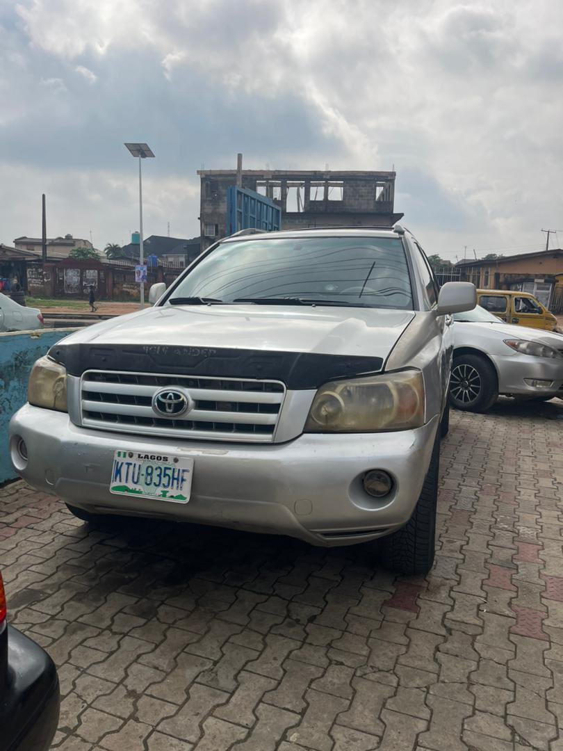 Rowneautos247's tweet photo. REGISTERED 
2005 TOYOTA HIGHLANDER LIMITED
 V6 ENGINE
TOTALLY ACCIDENT FREE
OPEN SUNROOF 
DUTY  PAID
UNTOUCHED ENGINE,UNTOUCHED GEAR
UNTOUCHED AC,EXTREMELY CLEAN INTERIOR AND EXTERIOR 
LOW MILEAGE
PRICE🏷️5.9M
📍IKOTUN,LAGOS https://t.co/Xgwfwd44jz