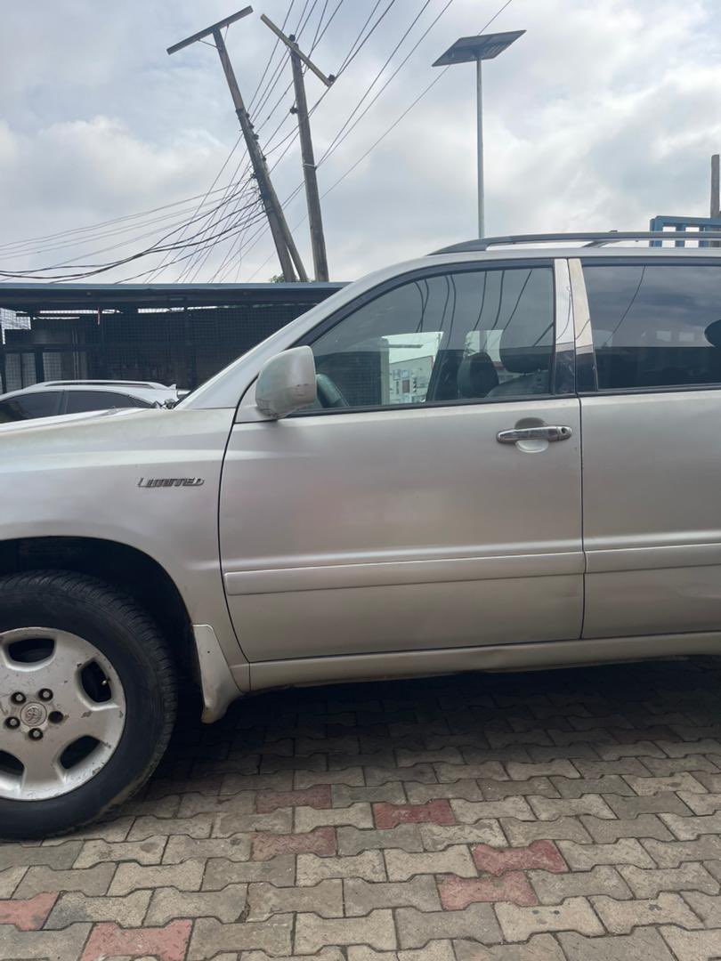 Rowneautos247's tweet photo. REGISTERED 
2005 TOYOTA HIGHLANDER LIMITED
 V6 ENGINE
TOTALLY ACCIDENT FREE
OPEN SUNROOF 
DUTY  PAID
UNTOUCHED ENGINE,UNTOUCHED GEAR
UNTOUCHED AC,EXTREMELY CLEAN INTERIOR AND EXTERIOR 
LOW MILEAGE
PRICE🏷️5.9M
📍IKOTUN,LAGOS https://t.co/Xgwfwd44jz