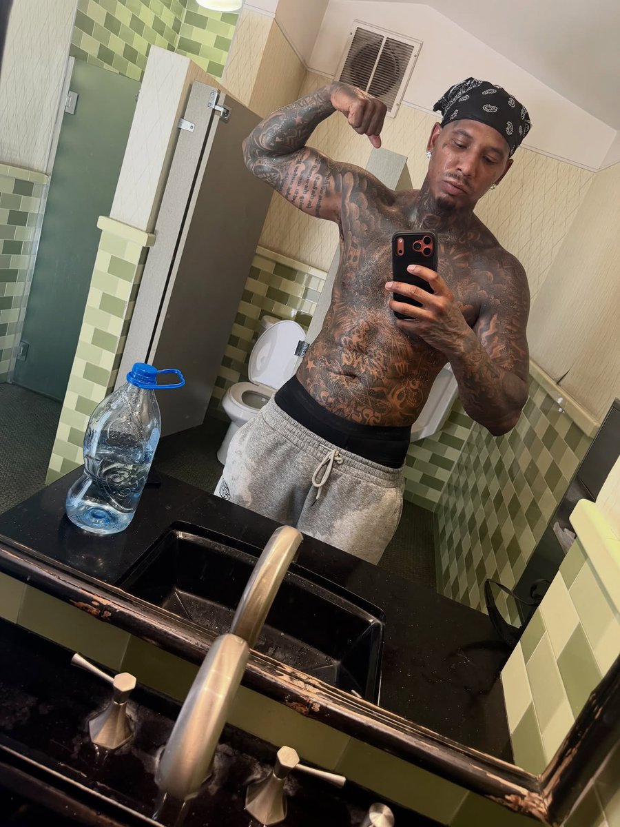 wavecheckers's tweet photo. Moneybagg Yo been getting his weight up 💪🏽 https://t.co/PUIyySTUxG