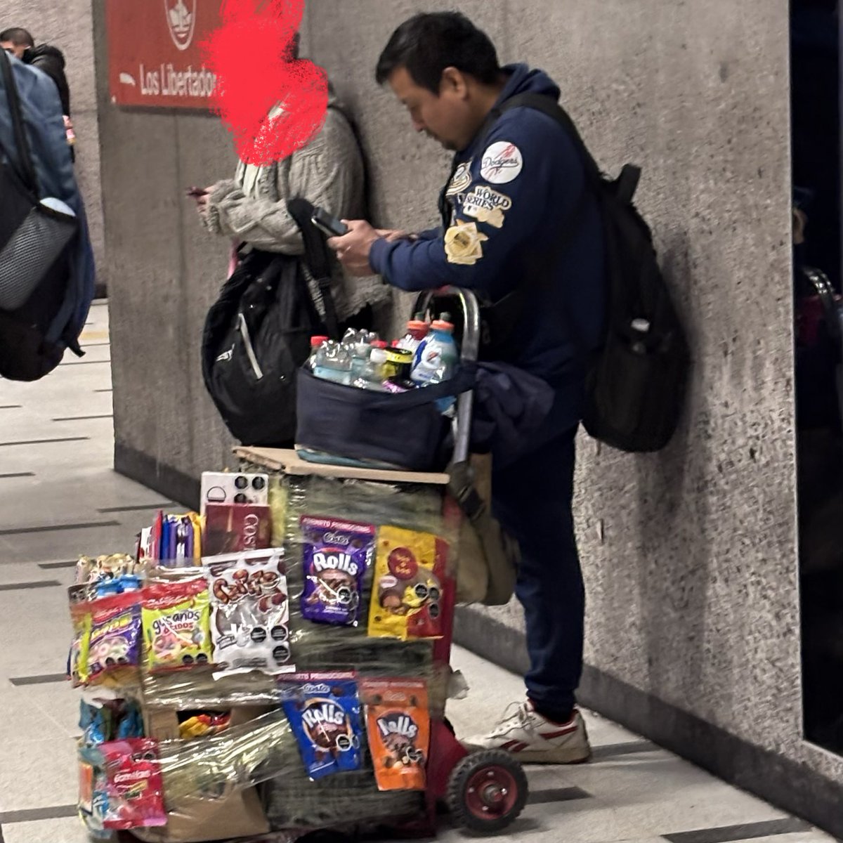 GuillermoVeloso's tweet photo. @metrodesantiago cuál control de vendedores ambulantes en metro de Santiago línea 3 estación los Libertadores? Vigilantes no existen, guardias privados conversan o miran celular. No hay control. https://t.co/ufIArRaBM4