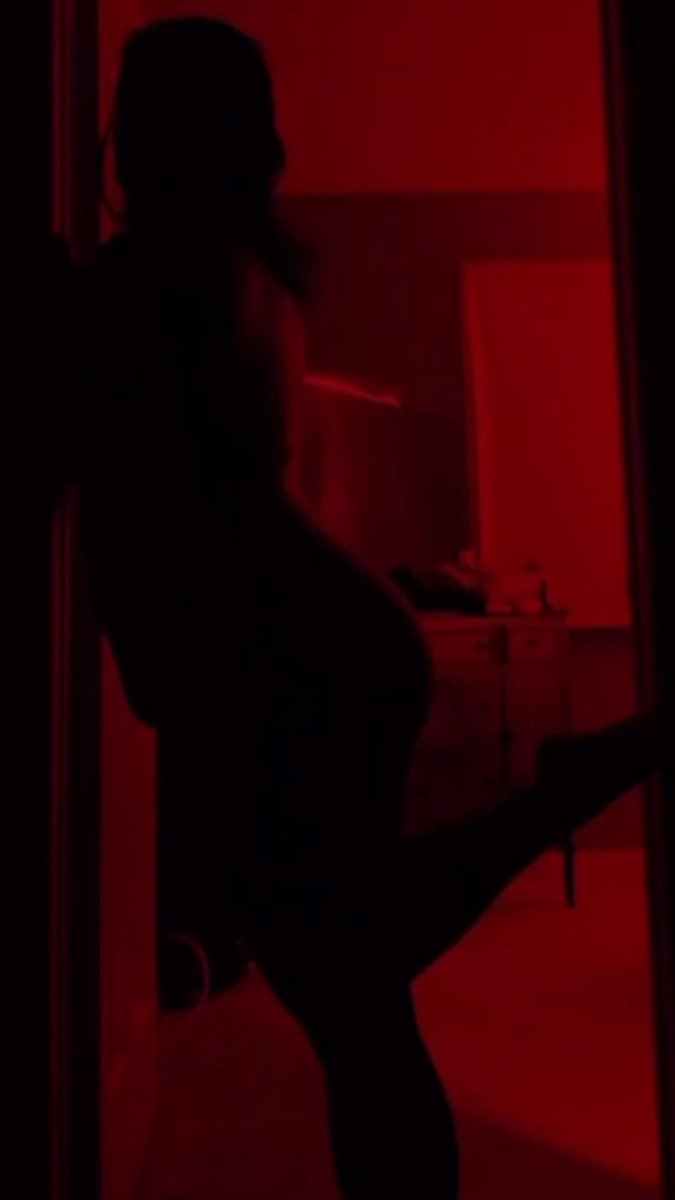 Oceanwavezxo's tweet photo. A lil red light special https://t.co/nI3CljpPo6