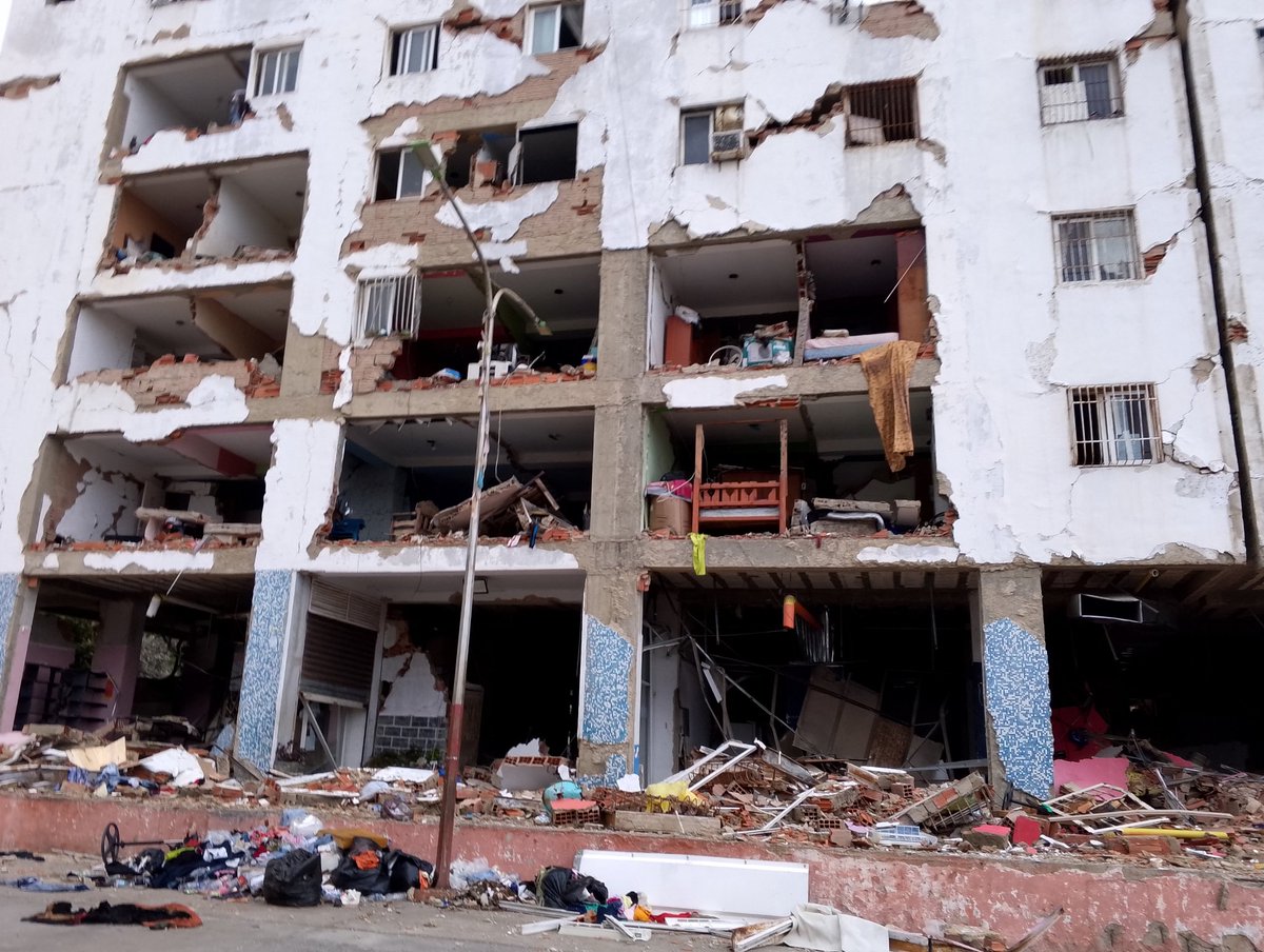 _Provea's tweet photo. En medio de la respuesta humanitaria que actores internacionales y de la sociedad civil venezolana están brindando tras el desastre ocasionado por los terremotos, es necesario recordar que el Estado debe atender, sin excusas, sus obligaciones en materia de Derechos Humanos. 

Tras la tragedia, miles de personas -especialmente aquellas en condiciones preexistentes de vulnerabilidad-, han sido afectadas por la pérdida de garantías mínimas para sus derechos a la alimentación, salud, agua potable, educación, trabajo, vivienda, vestido y servicios públicos adecuados.

En tal sentido, las autoridades tienen la obligación de adoptar todas las medidas necesarias y emplear el máximo de los recursos disponibles para mitigar los nuevos riesgos que sufren estas personas, y que han sido derivados del desastre ocurrido. 

En crisis similares anteriores la respuesta estatal ha sido precaria, ineficiente y desapegada de sus obligaciones en materia de Derechos Humanos, propiciando con ello la revictimización de las personas desplazadas y damnificadas por desastres naturales.

Por ello, las autoridades deben actuar con rapidez y transparencia en la consolidación de:

- Un censo de personas afectadas por la pérdida de viviendas. 
- Inspección técnica de edificaciones que presentan daños a distintos niveles.
- Consolidación de centros temporales de acogida para las familias desplazadas por el desastre.
- Garantias para el derecho a la educación de miles de niños, niñas y adolescentes, y 
- Construcción de un plan factible, especializado y de consenso, que permita avanzar rápidamente en la restitución plena de los derechos a la vivienda y a servicios públicos adecuados de las personas afectadas por esta grave crisis