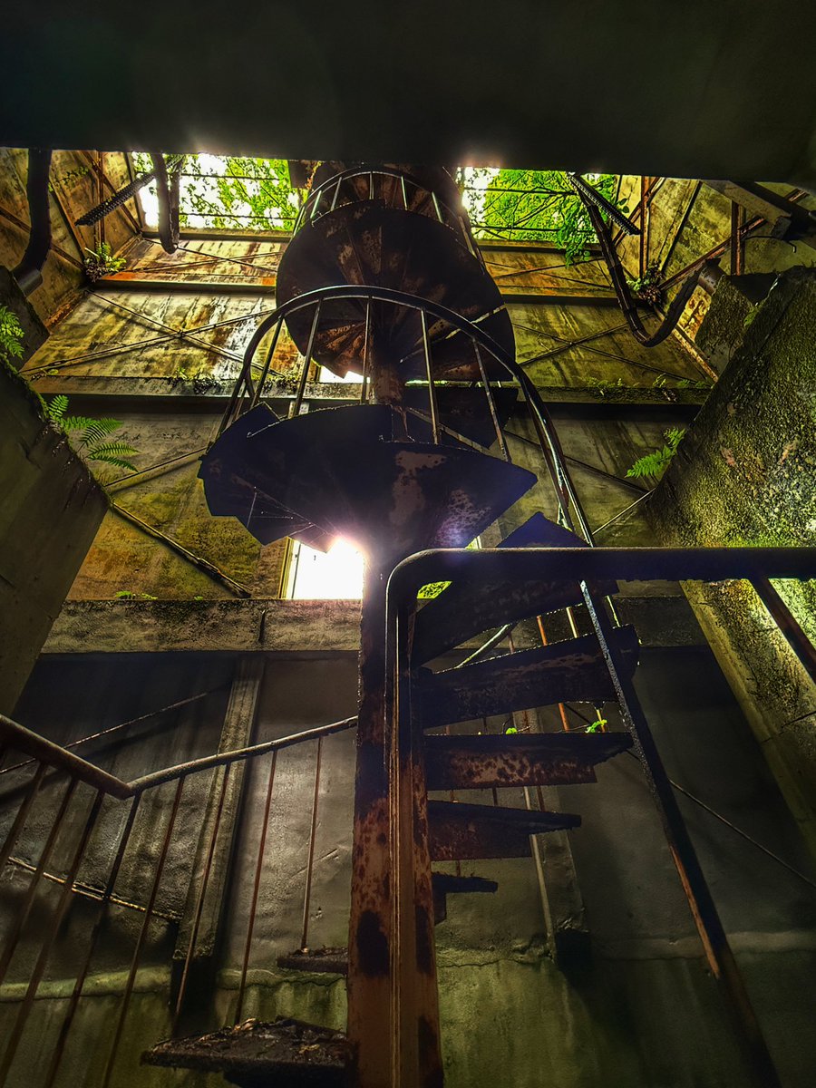 Loudrock0808's tweet photo. 見上げててもスカート女子は一生降りてこない廃階段😇

#廃墟　#abandoned  #ruins #urbex #explorer https://t.co/lu21NdWjS7