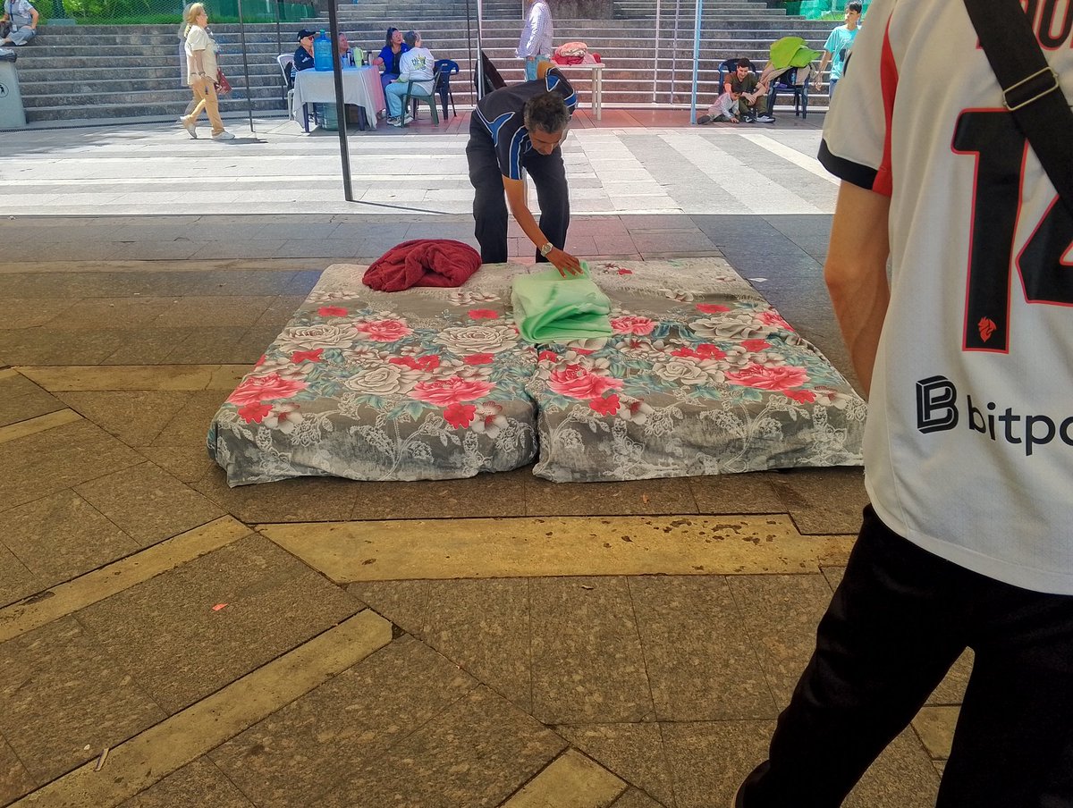 _Provea's tweet photo. En medio de la respuesta humanitaria que actores internacionales y de la sociedad civil venezolana están brindando tras el desastre ocasionado por los terremotos, es necesario recordar que el Estado debe atender, sin excusas, sus obligaciones en materia de Derechos Humanos. 

Tras la tragedia, miles de personas -especialmente aquellas en condiciones preexistentes de vulnerabilidad-, han sido afectadas por la pérdida de garantías mínimas para sus derechos a la alimentación, salud, agua potable, educación, trabajo, vivienda, vestido y servicios públicos adecuados.

En tal sentido, las autoridades tienen la obligación de adoptar todas las medidas necesarias y emplear el máximo de los recursos disponibles para mitigar los nuevos riesgos que sufren estas personas, y que han sido derivados del desastre ocurrido. 

En crisis similares anteriores la respuesta estatal ha sido precaria, ineficiente y desapegada de sus obligaciones en materia de Derechos Humanos, propiciando con ello la revictimización de las personas desplazadas y damnificadas por desastres naturales.

Por ello, las autoridades deben actuar con rapidez y transparencia en la consolidación de:

- Un censo de personas afectadas por la pérdida de viviendas. 
- Inspección técnica de edificaciones que presentan daños a distintos niveles.
- Consolidación de centros temporales de acogida para las familias desplazadas por el desastre.
- Garantias para el derecho a la educación de miles de niños, niñas y adolescentes, y 
- Construcción de un plan factible, especializado y de consenso, que permita avanzar rápidamente en la restitución plena de los derechos a la vivienda y a servicios públicos adecuados de las personas afectadas por esta grave crisis