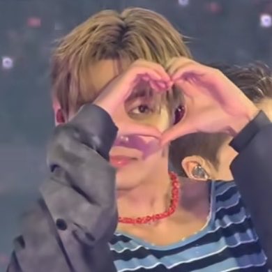 euphorikth's tweet photo. oh baby and his lil hearts 😣🤏🏼⭐️💗 https://t.co/qzGEdyjVT6