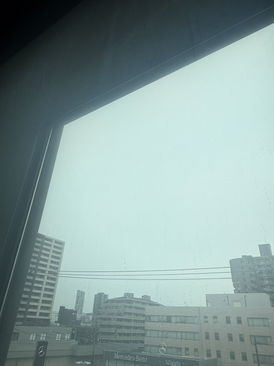fmheadline775's tweet photo. おはようございます！

新潟県内今日は雨予報☔
今も新潟市中央区雨が降っております☔️
日中も気温が上がらず県内22〜26度で昨日と比べて気温が下がります💦
肌寒いですね🥹
風邪ひかないようにお互いしましょう🪽
#hl775 https://t.co/6BDRPvgi5K