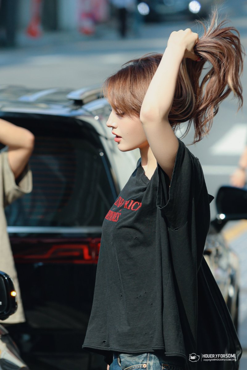 HOUERforSOMI39's tweet photo. 260628 엠넷플러스 팬싸인회 퇴근길 HQ.

#전소미 #JEONSOMI #아이오아이 #IOI https://t.co/JX0Kzq1tYh