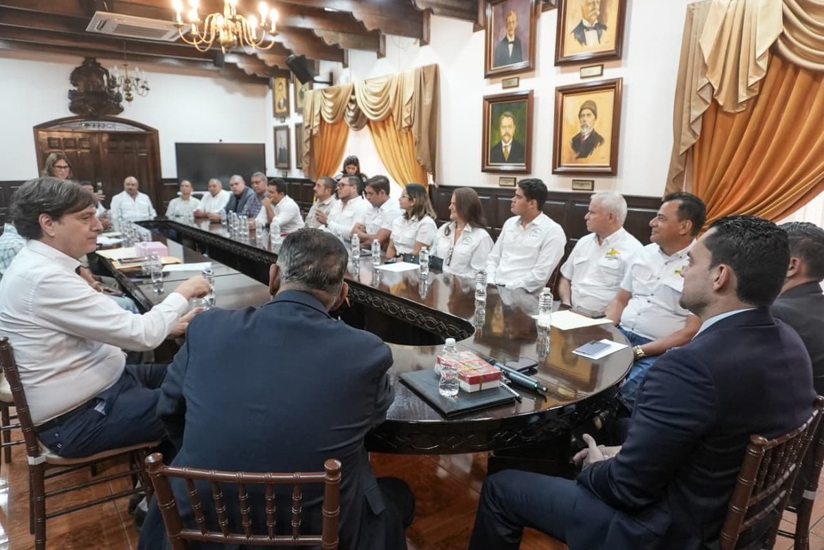 TommyZambranoM's tweet photo. Siempre es un gusto reunirme con quienes trabajan día a día por el desarrollo de nuestro país. 🫱🏻‍🫲🏽🇭🇳

Hemos sostenido una productiva reunión con representantes de la Asociación de Ganaderos y de la Corporación Municipal de El Paraíso, donde escuchamos sus principales necesidades y conocimos los proyectos que impulsan para fortalecer el desarrollo del departamento.

Agradezco la participación del alcalde de El Paraíso, Donal Amahel Solórzano, con quien seguimos sumando esfuerzos para respaldar las iniciativas que generen más oportunidades, crecimiento y bienestar para las familias paraiseñas.