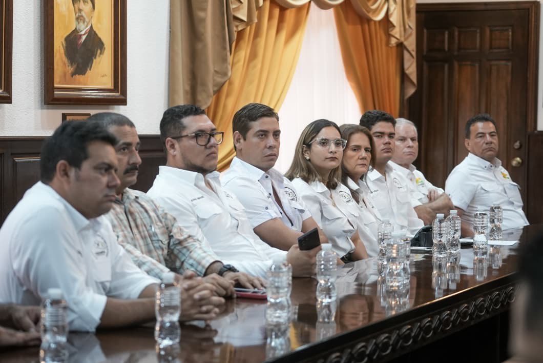 TommyZambranoM's tweet photo. Siempre es un gusto reunirme con quienes trabajan día a día por el desarrollo de nuestro país. 🫱🏻‍🫲🏽🇭🇳

Hemos sostenido una productiva reunión con representantes de la Asociación de Ganaderos y de la Corporación Municipal de El Paraíso, donde escuchamos sus principales necesidades y conocimos los proyectos que impulsan para fortalecer el desarrollo del departamento.

Agradezco la participación del alcalde de El Paraíso, Donal Amahel Solórzano, con quien seguimos sumando esfuerzos para respaldar las iniciativas que generen más oportunidades, crecimiento y bienestar para las familias paraiseñas.