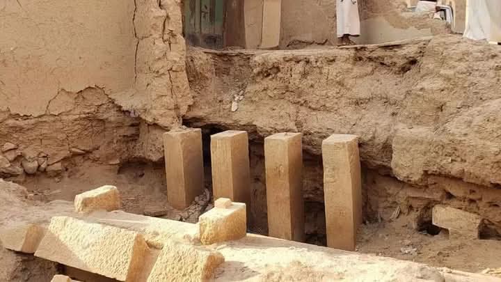 Abdalghani47955's tweet photo. تخيل تبني لك منزل ويطلع تحته قصر لأحد ممالك اليمن القديمة 
إكتشاف معبد الملكة اليمنية
 "غيثم معد يكرب" 
تحت منزل أحد المواطنين ب #الجوف .!
هذا يثبت أن 95% من أسرار حضارة سبأ و معين مازالت مدفونة ،#اليمن.
الآن هل يصبح ملك لصاحب البيت أو للدوله https://t.co/C1D6WpSLNZ
