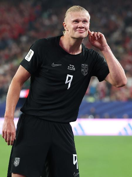 ZAMENZA's tweet photo. Gabriel Magalhães enfrentou Haaland 11 vezes desde a temporada 2022/23. Venceu dois confrontos, empatou quatro e perdeu cinco. Fez um gol, contra quatro do atacante norueguês. 

Casemiro enfrentou Haaland seis vezes desde a temporada 2022/23. Venceu dois, empatou um e perdeu quatro. Não marcou nenhum gol e viu o artilheiro de 1,95m fazer quatro. Este é o tamanho do desafio brasileiro.

(trecho da coluna de Gilmar Ferreira no Jornal Extra)