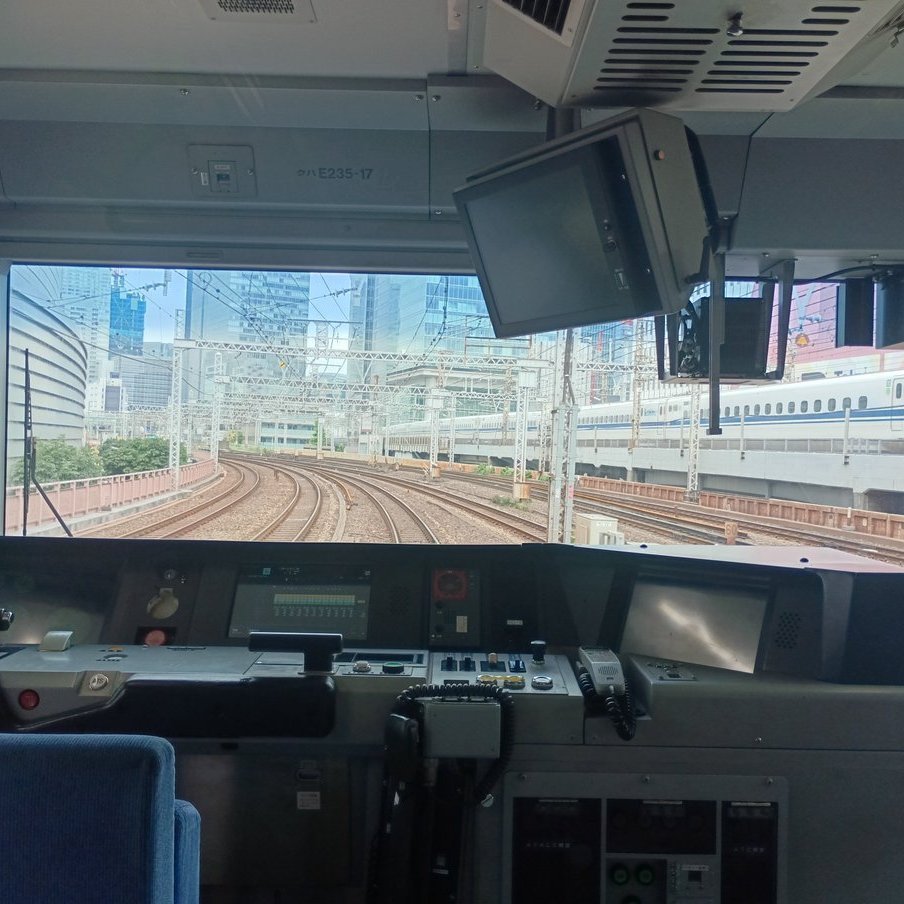 583hatukari81's tweet photo. JR東日本の山手線
2028年には発車時にボタンだけ押して発車するATO導入し大混雑する山手線ワンマン運転になる。その次は運転士なしの自動運転！E235系にワンマン対応の液晶モニタが設置があった。
E235系ミツB31編成のTK出場があったが近い将来的には総武緩行線もE235系統一になる予感しかしない。 https://t.co/8awxd6p7KW