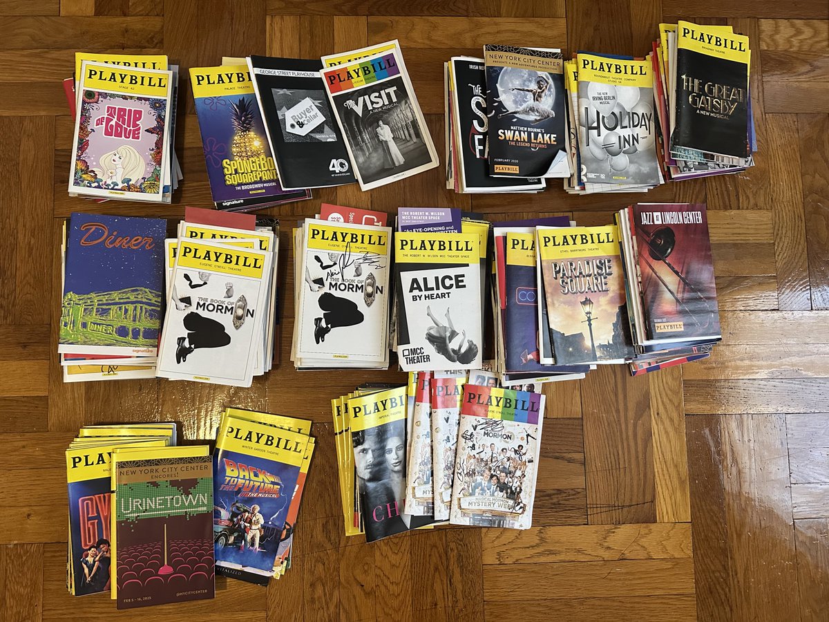 heather410's tweet photo. 今日のお仕事
Playbillを年代順に並べてしまうこと。2014年から今までの分。たぶん350ぐらいある。 https://t.co/31mt2nJZKF