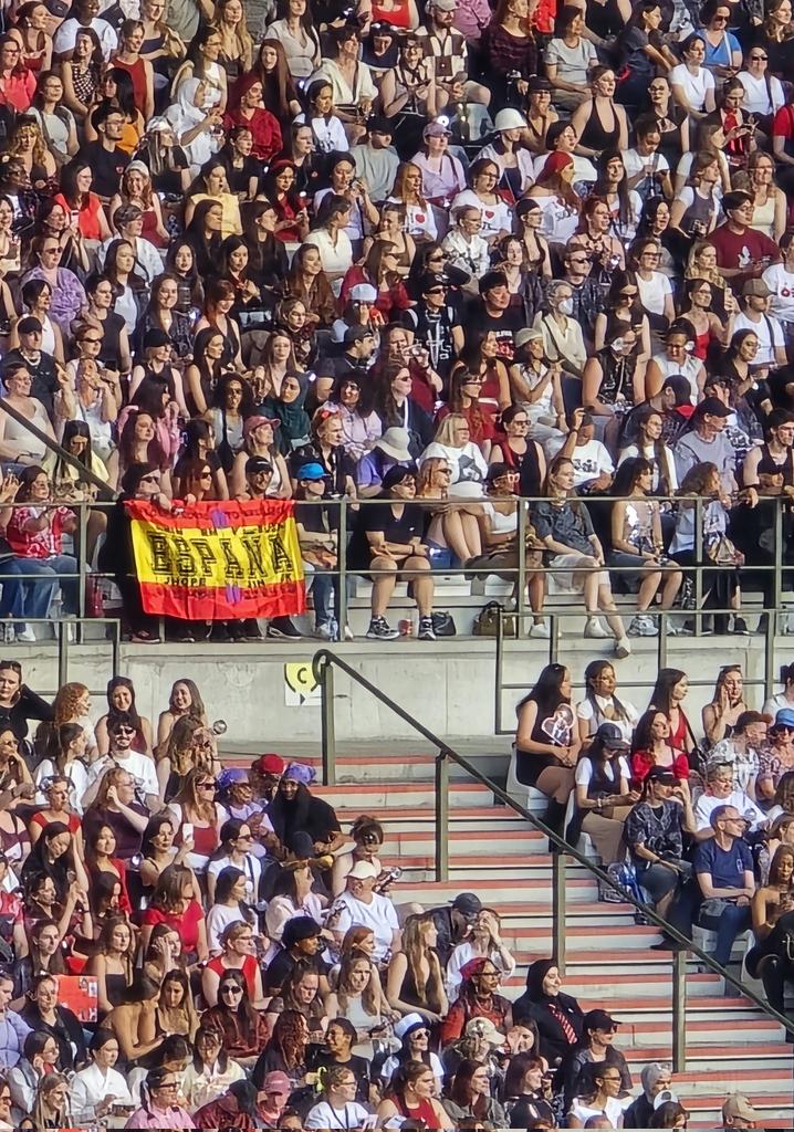 Yaywithluv's tweet photo. Españita presente en Bruselas 🤪 https://t.co/bRPy2IJCjN