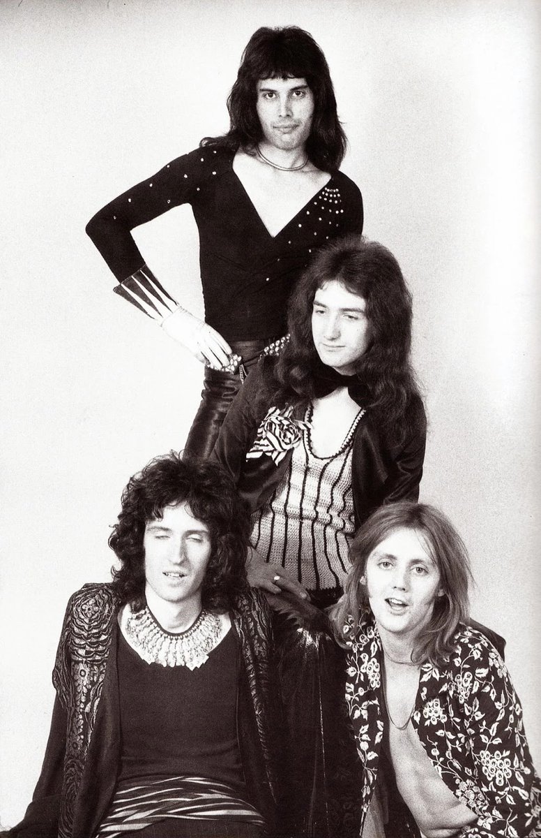 east_green_blue's tweet photo. 1971年7月2日ジョンが入ったQueenとして初めてのライブ。フレディは、ジョンのシャツを気に入らず、代わりのシャツを貸したという。
…そして、胸元開いたコサージュ付きトップスも首元リボンも、受け入れるようになったジョンなのでした☺️ https://t.co/70SdiWks0Q