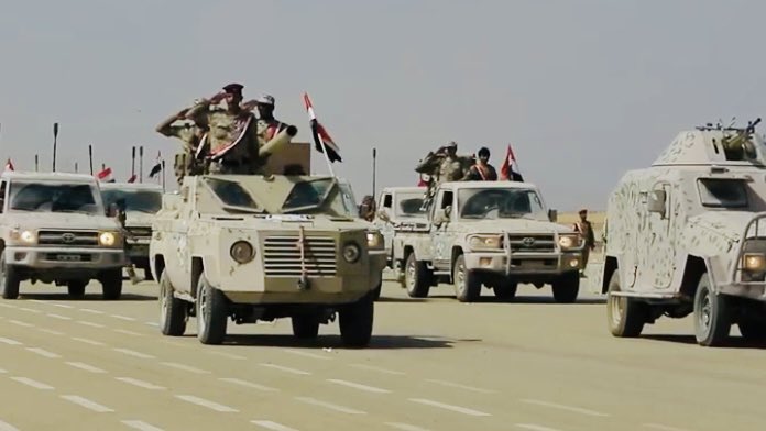 RashidMaarouf's tweet photo. البعض يفكر بأنه ما فيه غير القبائل في الريان، ويتخوف البعض من أن يهاجم الخوثي . لا يا حبيبي، الجوف فيها جحافل من الألوية العسكرية، وهي حامية الحمى، والقبائل كلها في حماية الجيش هناك. ولو لم يكن الجيش هو الذي يقوم بتأمين منطقة الريان، لكان الخوثي قد هاجمها من اليوم الأول لتأسيس المطرح.

لكن أمامه أسود، ومعنا عشرات الألوية المنتشرة في كل مكان. اطمئنوا، والله، إذا فكر مجرد تفكير أن يهاجم، فالكل متشوق للمعركة: جيشًا وقبائل. وأقسم بالله، ما سيتوقفون إلا داخل صنعاء هذه المرة. خلاص، قدها للنخر، شبعنا هدنًا وشبعنا مفاوضات هذه المرة المعركة لاستعادة الكرامة وليس استعادة شرعية فقط.