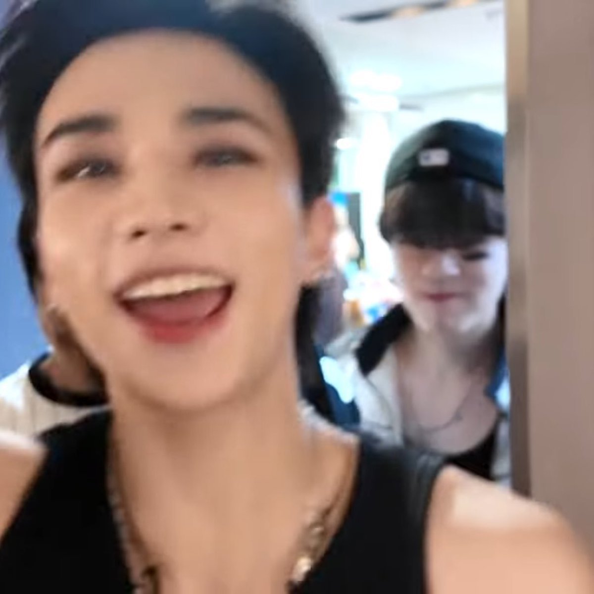 hyunheartsskz's tweet photo. seungmin and his little shy :3 behind hyunjin https://t.co/GprGp6JzAh