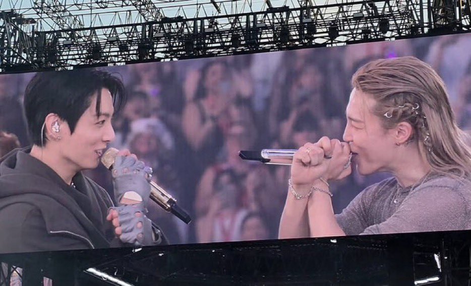 jmjklab's tweet photo. QUE ISSO COM AS MÃOS? ✊🏻 JIKOOK LET ME IN https://t.co/8eIOw4vWOM