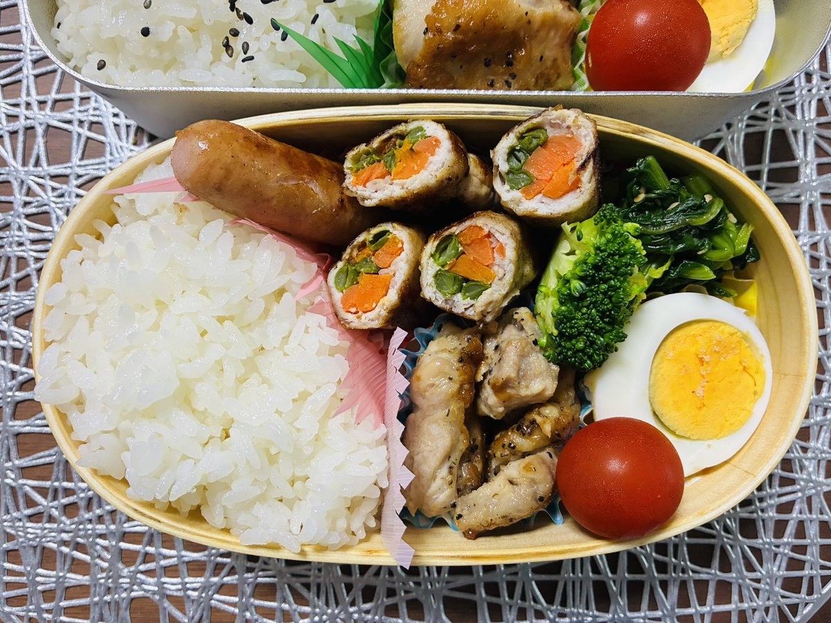 BentoBento7710's tweet photo. 今日は鶏ももレモンペッパー焼きと、野菜の肉巻き弁当です‼️長い野菜今日はインゲンだけど安く売ってるとすぐ買いたくなり肉巻きしたくなります🤣娘のお弁当には小袋のりたまふりかけ付き。
#jk弁当
#毎日弁当
#今日のお弁当
#息子弁当
#お弁当記録 https://t.co/fNlrjYRSNw