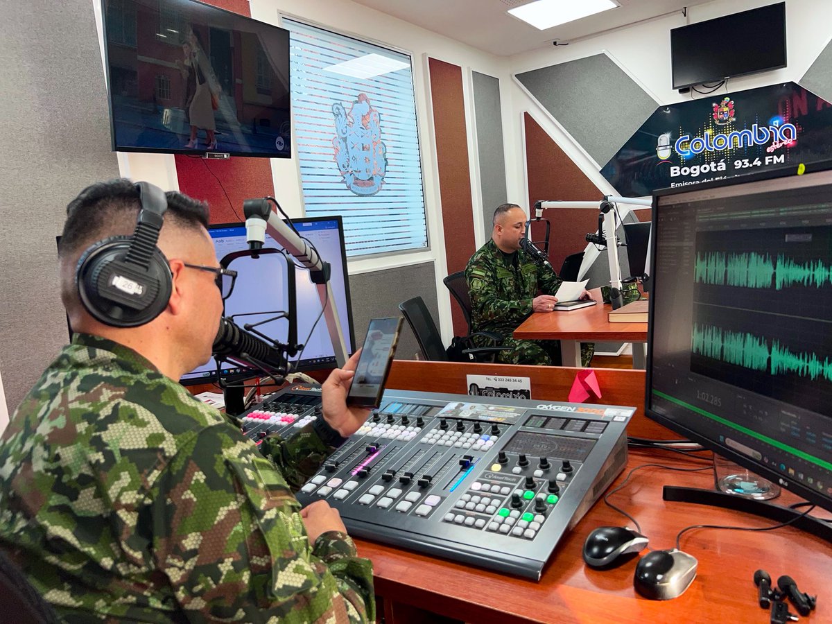 ejercito_COPER's tweet photo. 🎙️ #AEstaHora en @ColombiaStereo, el oficial de Bienestar de la Dirección de Familia y Bienestar, teniente coronel David Vargas, socializa el beneficio exclusivo del 10 % de descuento en Tiendas Ara gracias a nuestro convenio con @Colsubsidio, disponible este 9 de julio para soldados profesionales y personal civil de planta activos del Ejército Nacional.

#PatriaHonorLealtad 
@COL_EJERCITO