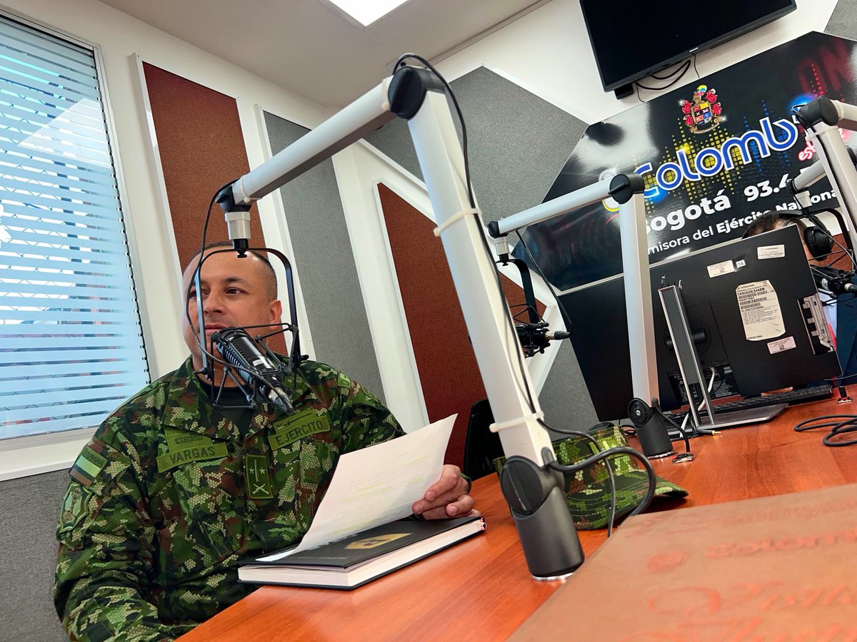 ejercito_COPER's tweet photo. 🎙️ #AEstaHora en @ColombiaStereo, el oficial de Bienestar de la Dirección de Familia y Bienestar, teniente coronel David Vargas, socializa el beneficio exclusivo del 10 % de descuento en Tiendas Ara gracias a nuestro convenio con @Colsubsidio, disponible este 9 de julio para soldados profesionales y personal civil de planta activos del Ejército Nacional.

#PatriaHonorLealtad 
@COL_EJERCITO