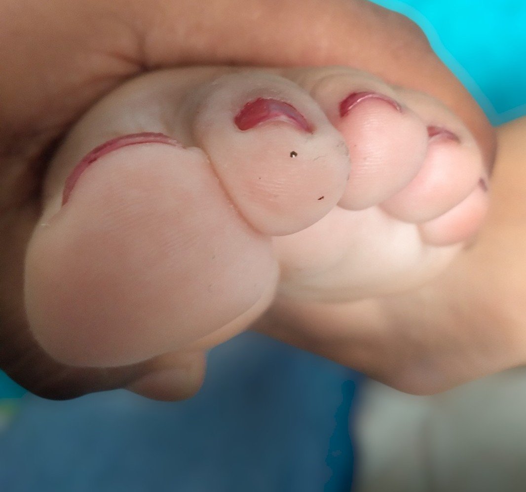 carminafeet12's tweet photo. Ya en casa y mi paparazzi sin perder tiempo! 🤗👃🏼🧀👣 #pies #piessudados #olor #oloraqueso #piesudados #dedos #dedogordo #deditos #footfetısh #feetfetısh #natural #foot #closeup #soles #plantadelospies #plantas #arrugas #dedosapretados #pedicure #rojo #fetiche #fetichistas https://t.co/JS0QufIhjo