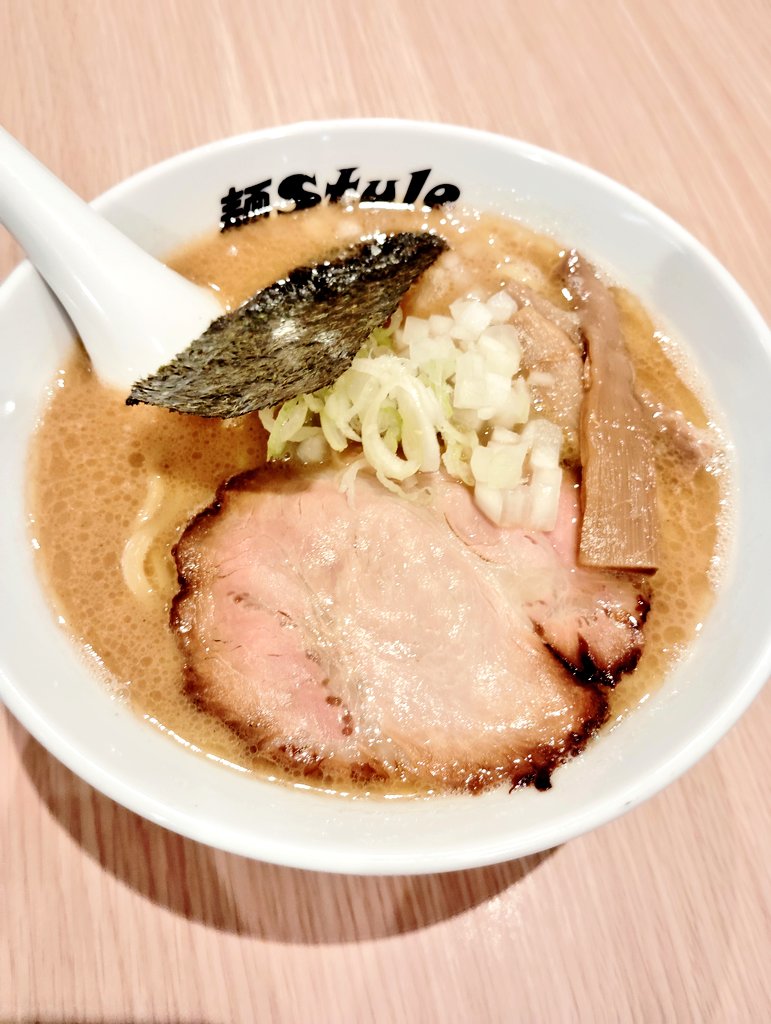 mmmix10's tweet photo. 【麺style三嶋】

・濃厚醤油ラーメン950円

クリーミーなスープにモチモチした麺が絡む。冷房ありなので、暑くても快適に啜れるにゃあ。

#札幌市 #中央区 #ラーメン #麺style三嶋 https://t.co/5TWqDDlwaD