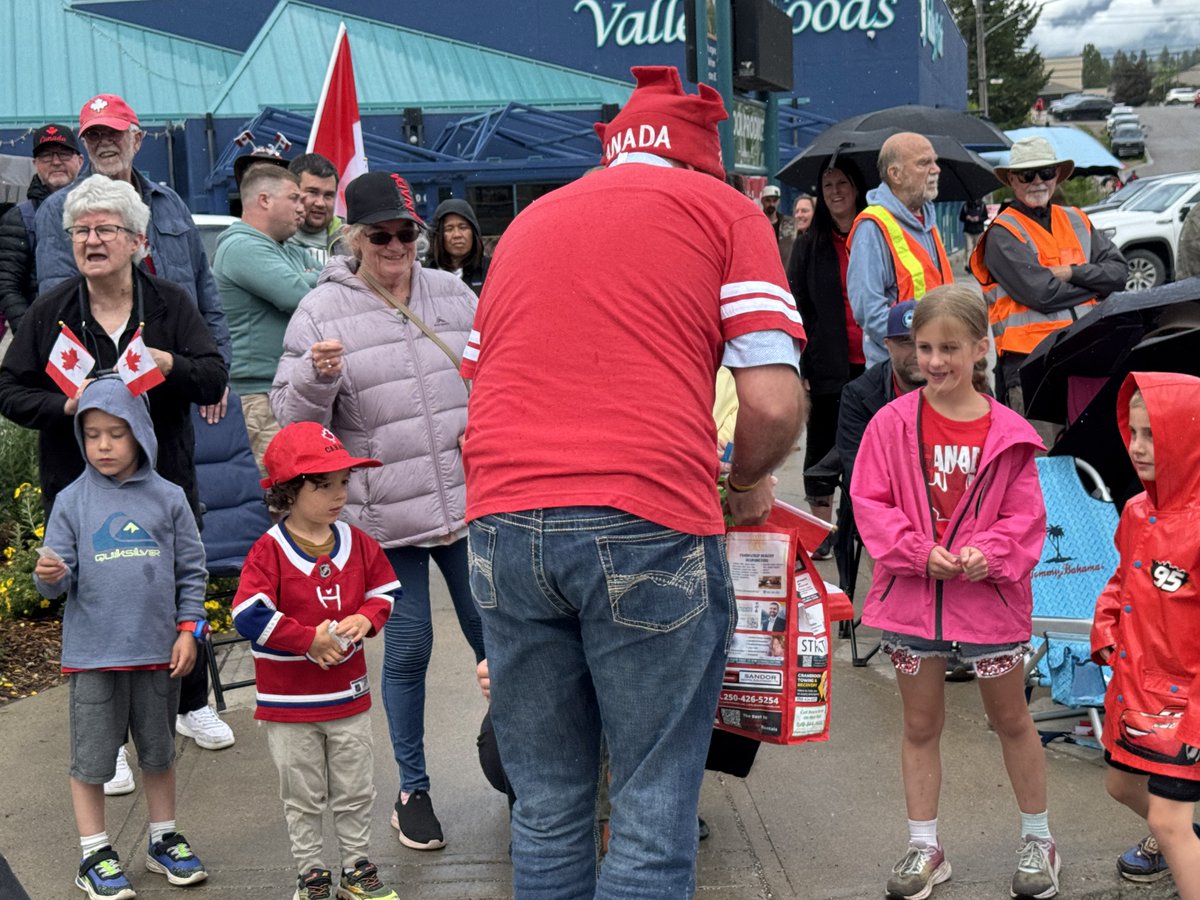 McInnis_4MLA's tweet photo. 🇨🇦HAPPY CANADA DAY🇨🇦

Amazing patriotism in Invermere today!

What a crowd!

#bcpoli https://t.co/nc9ELEHcDy
