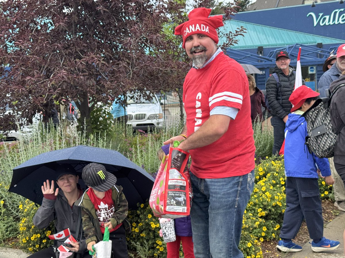McInnis_4MLA's tweet photo. 🇨🇦HAPPY CANADA DAY🇨🇦

Amazing patriotism in Invermere today!

What a crowd!

#bcpoli https://t.co/nc9ELEHcDy