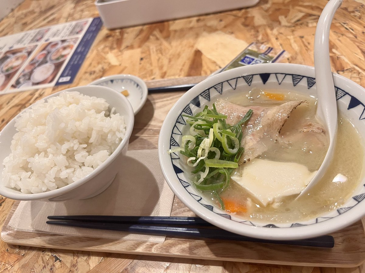 feu_poke's tweet photo. うほほ、優雅な朝ですわね https://t.co/xcviNRxsdv