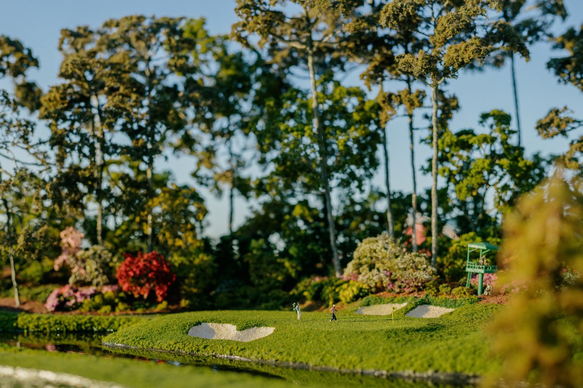 GolfersJournal's tweet photo. No, this isn’t a photo of Golden Bell at Augusta National. 

It’s a micro landscape by Sam Carpenter, an artist who builds exact replicas of golf holes by hand. 

This is how he does it 🧵 https://t.co/EPIArOgfDb