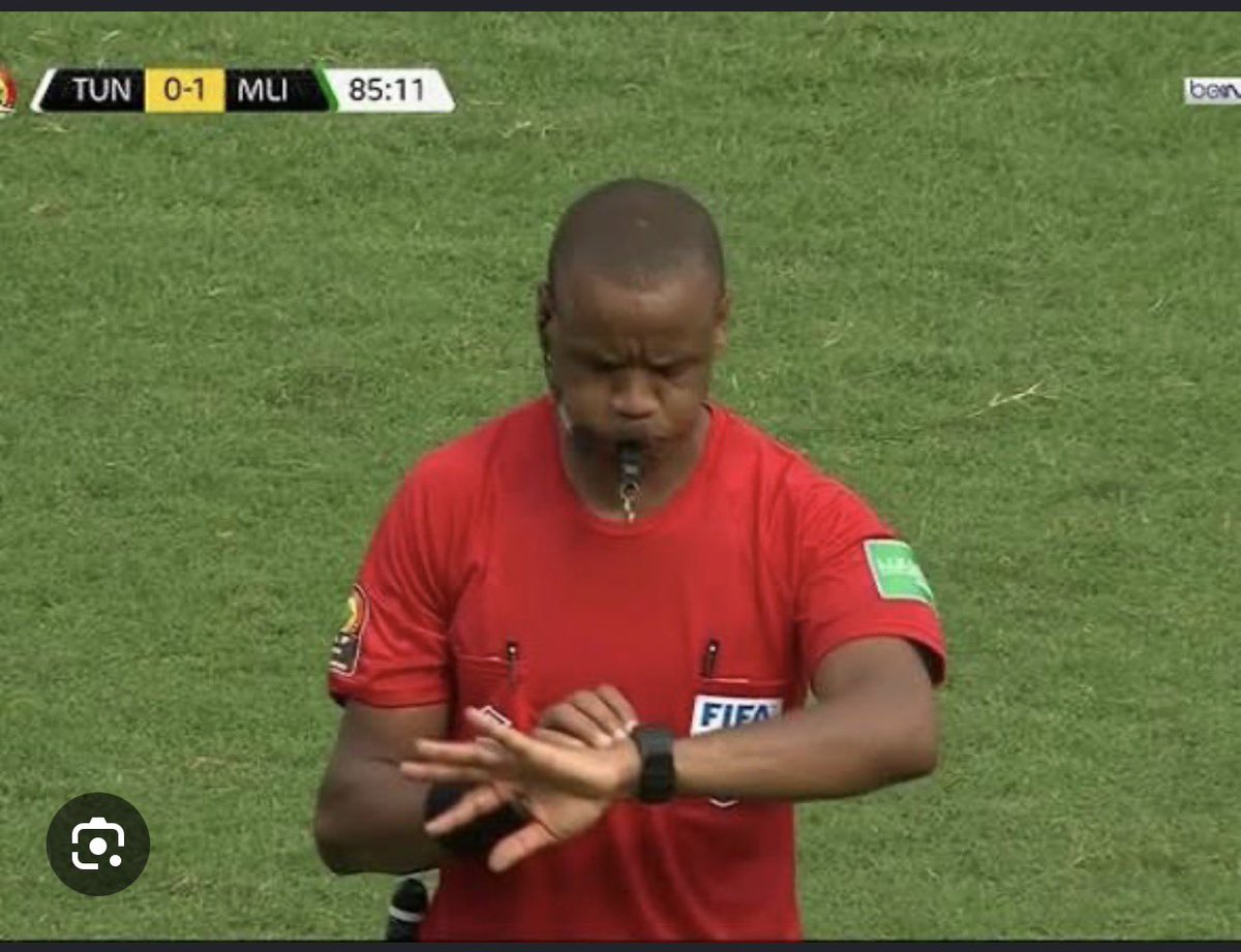 nie_ka14's tweet photo. On rigolait de cet arbitre alors qu’il avait déjà la mental https://t.co/C4x0Xk9YyN