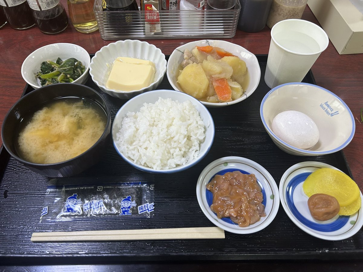Goldnasu's tweet photo. 出張3日目の朝はだって朝食品���多いし、朝からぺちゃくちゃくっちゃべる、うるさい支配人もいないから、ゆっくり食べれて大満足定食(°▽°) https://t.co/S5Xlf49NnA