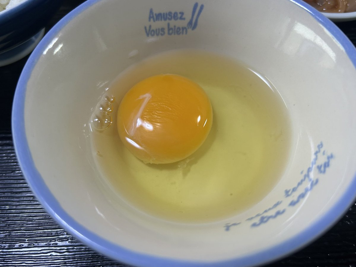 Goldnasu's tweet photo. 出張3日目の朝はだって朝食品���多いし、朝からぺちゃくちゃくっちゃべる、うるさい支配人もいないから、ゆっくり食べれて大満足定食(°▽°) https://t.co/S5Xlf49NnA